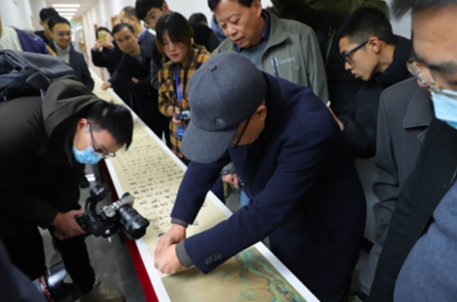 特殊的笔记，陈洪标用两幅百米书法长卷礼赞建党百年