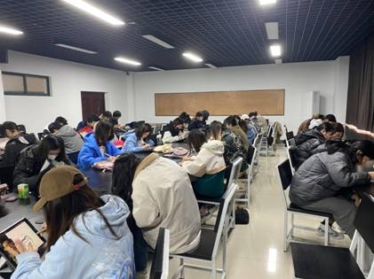 一群人在房间里交谈描述已自动生成