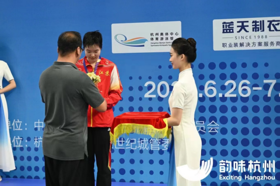  图：车冰轶作为颁奖礼仪志愿者在测试赛上进行服务