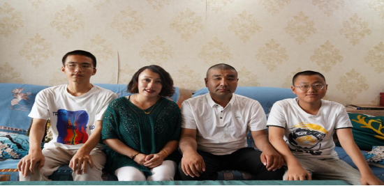 2022年海小梅（左二）一家人的合影