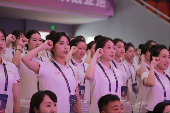  图：开班仪式上志愿者进行宣誓