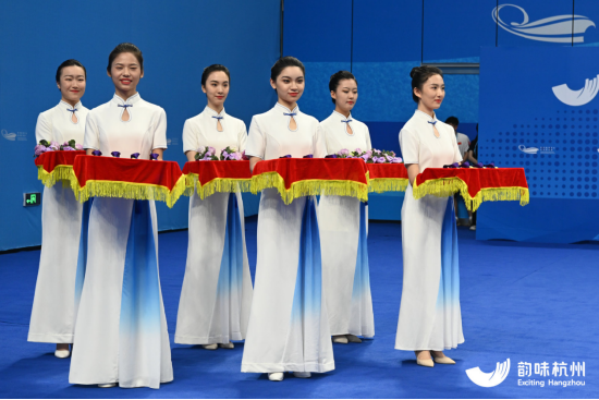  图：张澎萱以及其他颁奖礼仪志愿者在测试赛上进行服务