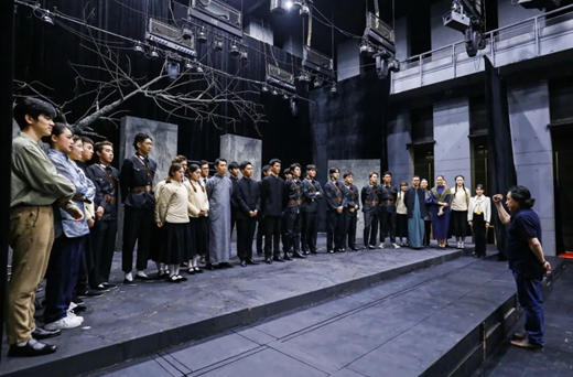 李伟在话剧排练现场