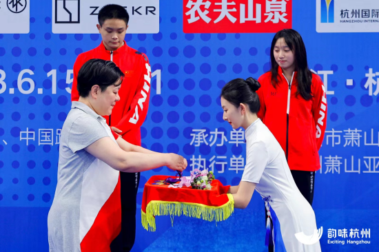  图：张澎萱作为颁奖礼仪志愿者在测试赛上进行服务